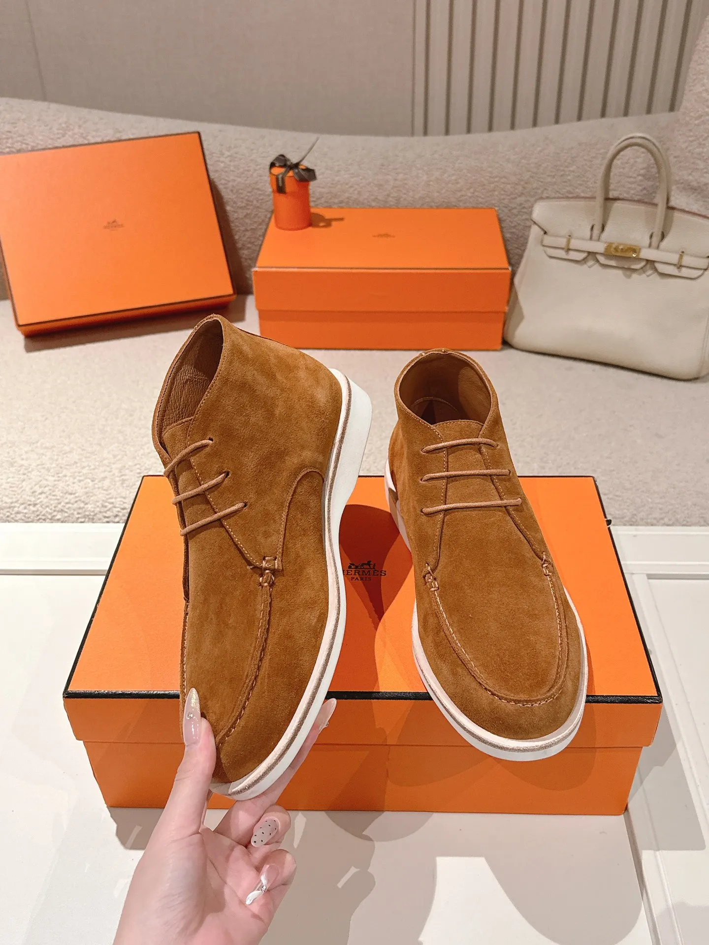 Men's Men's Shoes 660💰 Hermes men's size #26ss calfskin derby shoes, decorated with signature "H Diamant" details for a stylish and casual style. Fabric: Cow suede Lining: Mixed sheep lining Outsole: Genuine leather welt + original TPU Bottom thickness: 3CM Code number: 39-45 (customized at 46.47)